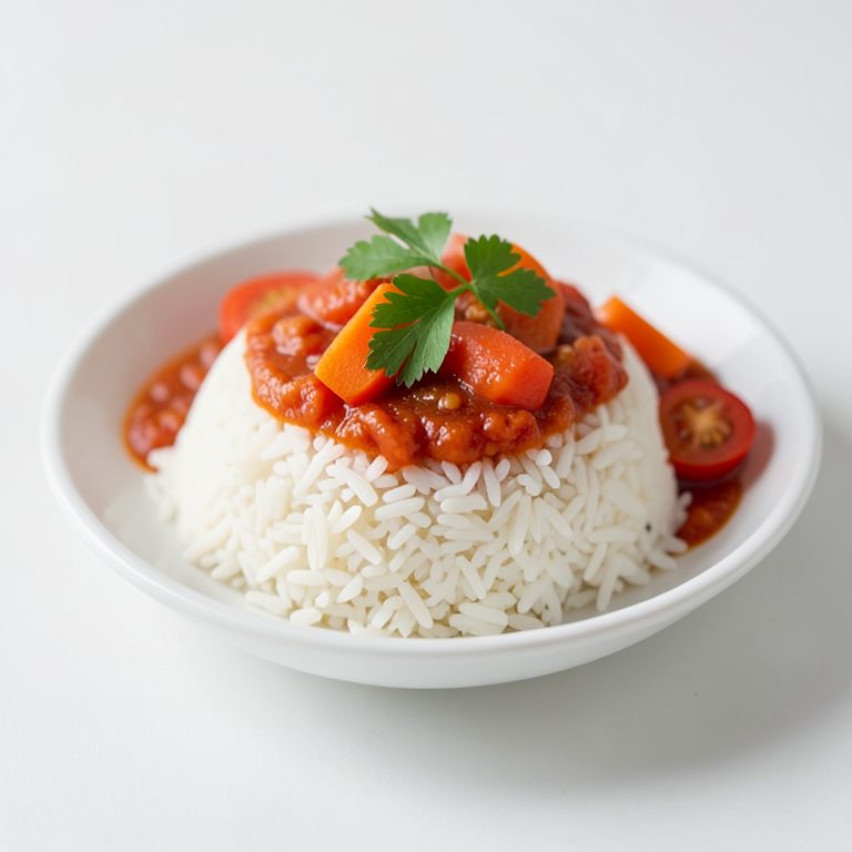 Белый рис с овощами и томатным соусом