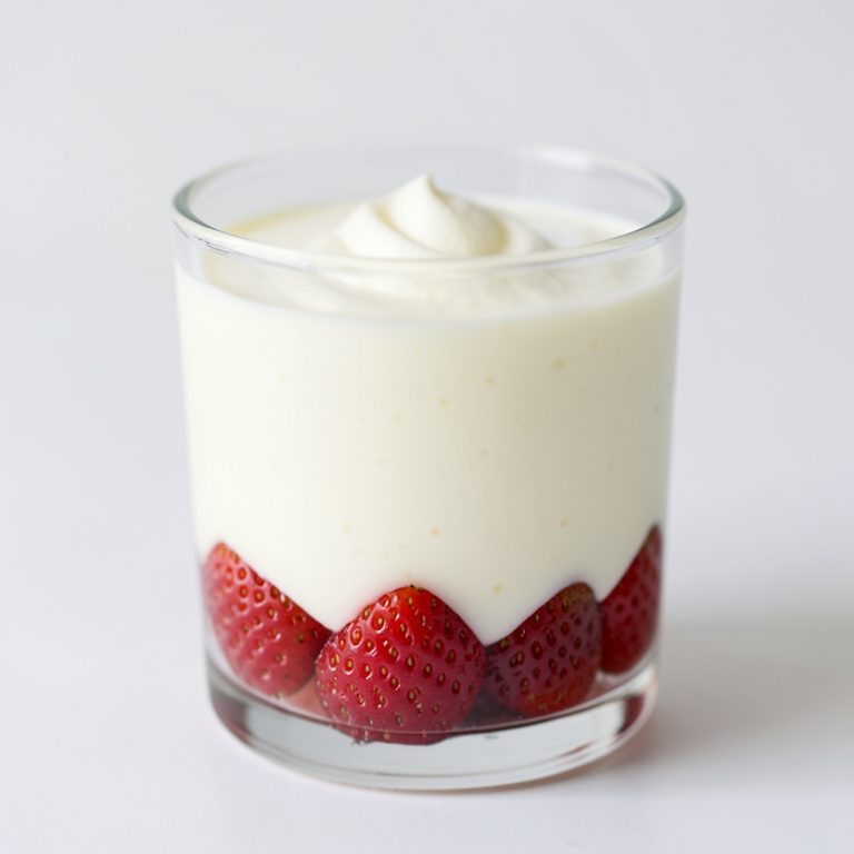 Греческий йогурт Chobani клубничный без обезжиренный